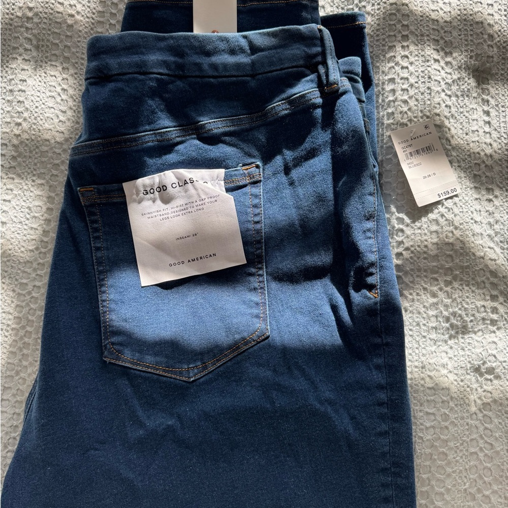 Good American 
ALWAYS FITS GOOD CLASSIC SLIM STRAIGHT JEANS